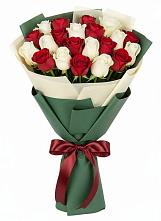 Букет Микс из красных и белых роз в Макушино