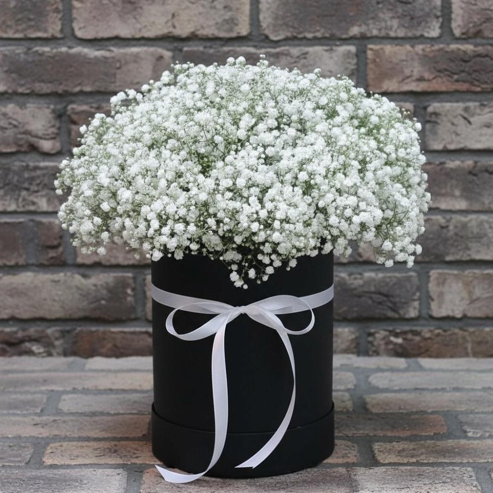 Цветочная композиция из Гипсофила в шляпной коробке в Макушино