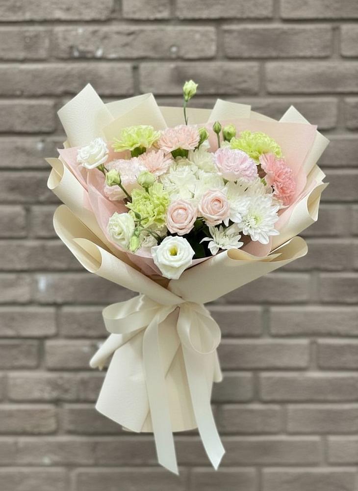 Букет цветов из: Гвоздики, Розы, Лизиантусы и Хризантемы в Макушино