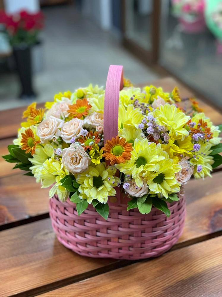 Цветочная композиция из Хризантемы и Розы в корзине в Макушино