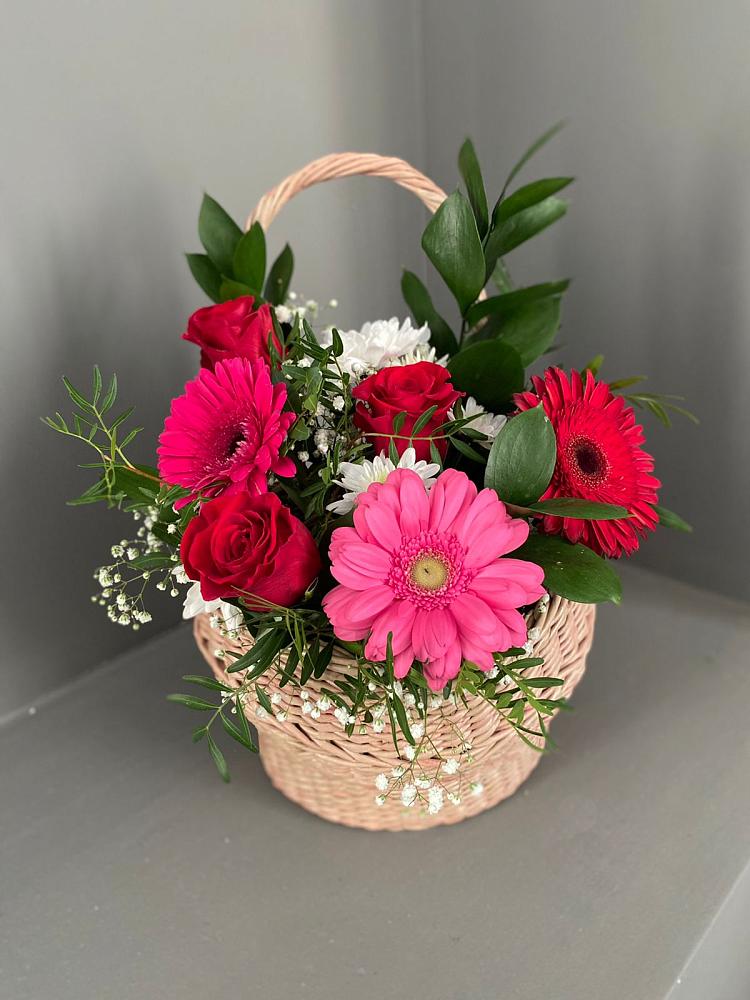 Цветочная композиция из Розы, Хризантемы и Герберы в корзине в Макушино