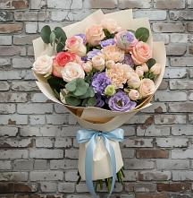 Букет цветов из:  Розы, Лизиантусы и Гвоздики в Макушино